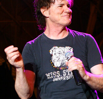Pete Byrne, vocalista do Naked Eyes, em apresentação