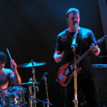 Banda Queens of the Stone Age em apresentação
