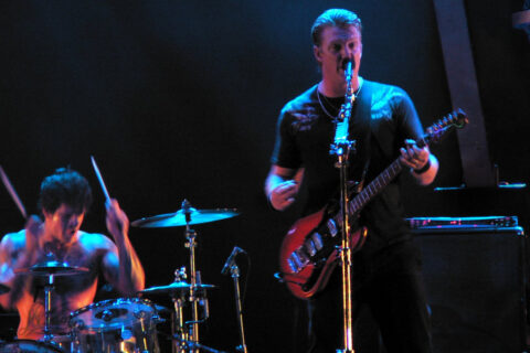 Banda Queens of the Stone Age em apresentação
