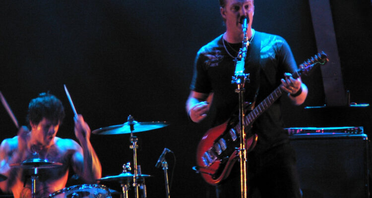 Banda Queens of the Stone Age em apresentação