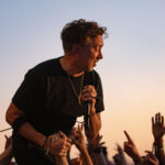Rise Against se apresentando ao vivo no palco