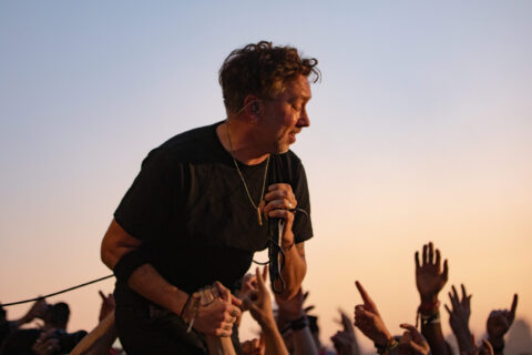 Rise Against se apresentando ao vivo no palco