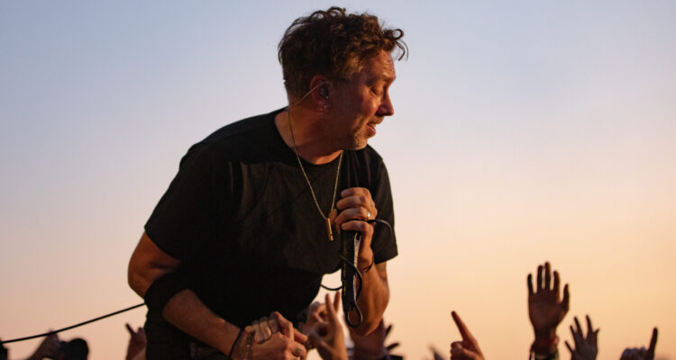 Rise Against se apresentando ao vivo no palco