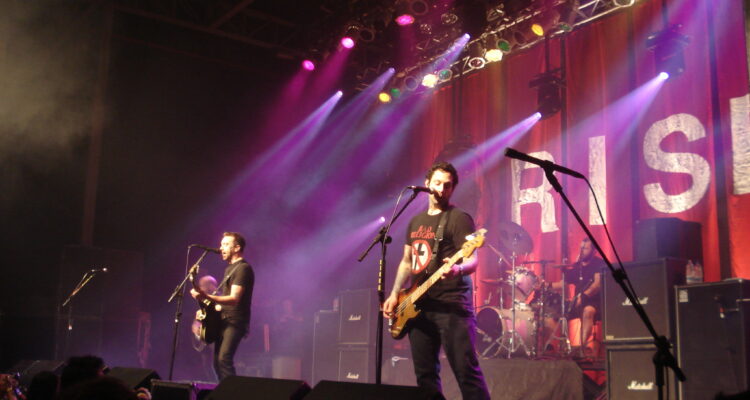 Banda Rise Against se apresentando ao vivo