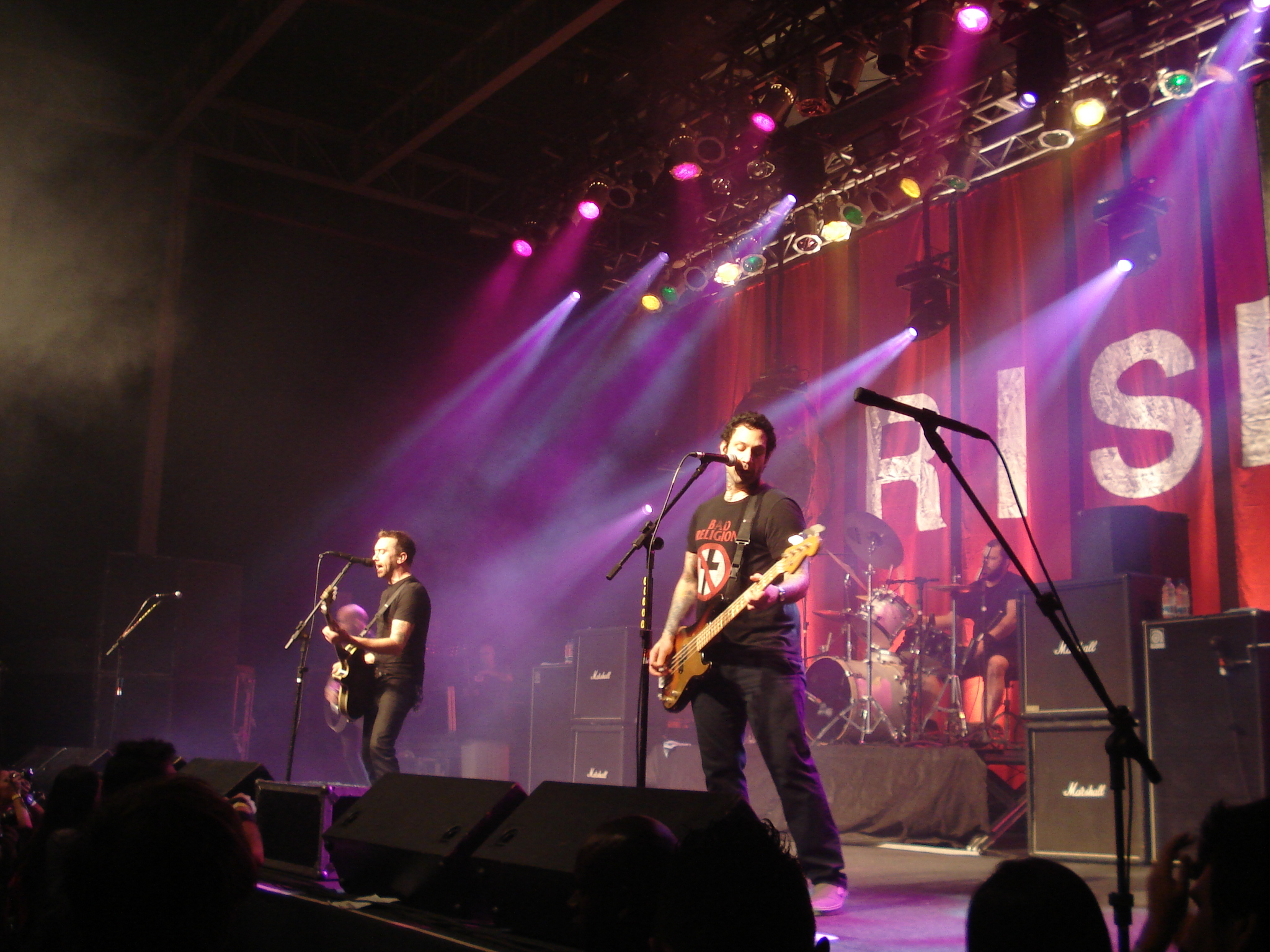 Banda Rise Against se apresentando ao vivo