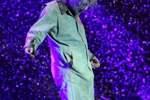 Membros do Slipknot se apresentando ao vivo no palco