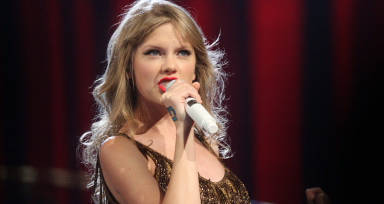 Taylor Swift em apresentação, artista bate recorde no Spotify com Patient Zero