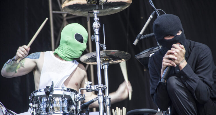 Twenty One Pilots se apresentando ao vivo
