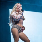Zara Larsson se apresentando ao vivo