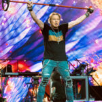 Axl Rose, vocalista do Guns N' Roses, cantando no palco em Londres