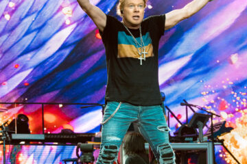 Axl Rose, vocalista do Guns N' Roses, cantando no palco em Londres