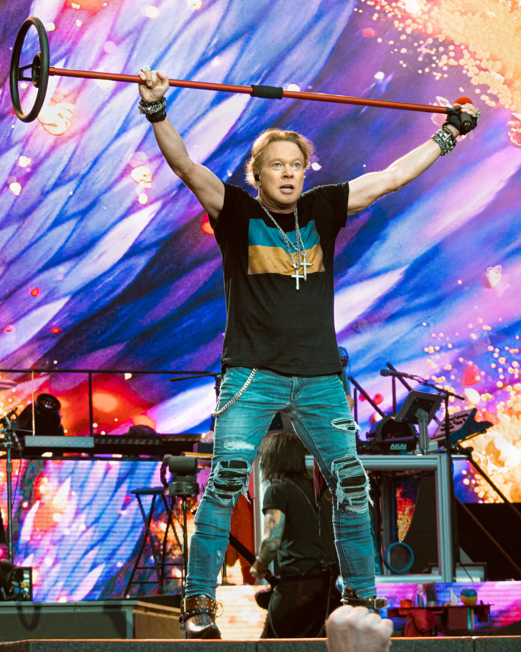 Axl Rose, vocalista do Guns N' Roses, cantando no palco em Londres