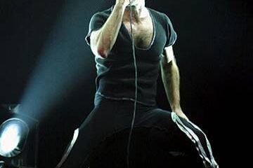 Bruce Dickinson, vocalista do Iron Maiden, cantando ao vivo em 1999