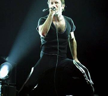 Bruce Dickinson, vocalista do Iron Maiden, cantando ao vivo em 1999