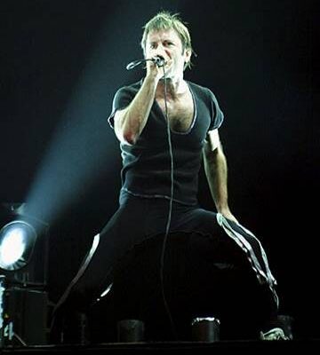 Bruce Dickinson, vocalista do Iron Maiden, cantando ao vivo em 1999