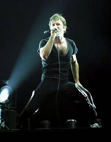 Bruce Dickinson, vocalista do Iron Maiden, cantando ao vivo em 1999