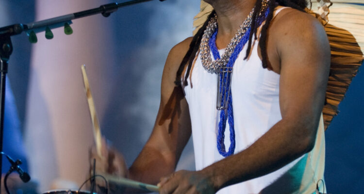 Carlinhos Brown em apresentação