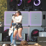 Charli XCX se apresentando no Lollapalooza