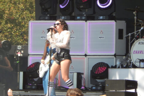 Charli XCX se apresentando no Lollapalooza