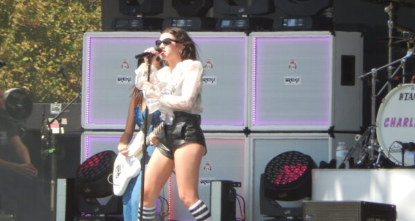 Charli XCX se apresentando no Lollapalooza