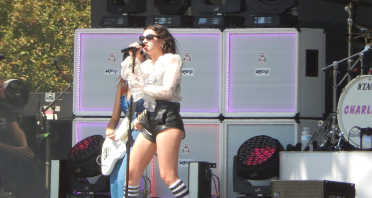 Charli XCX se apresentando no Lollapalooza