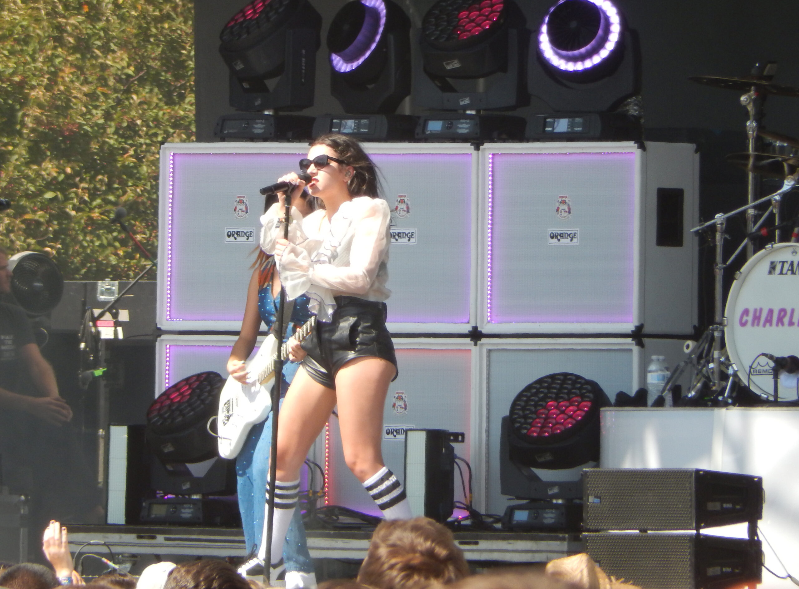 Charli XCX se apresentando no Lollapalooza