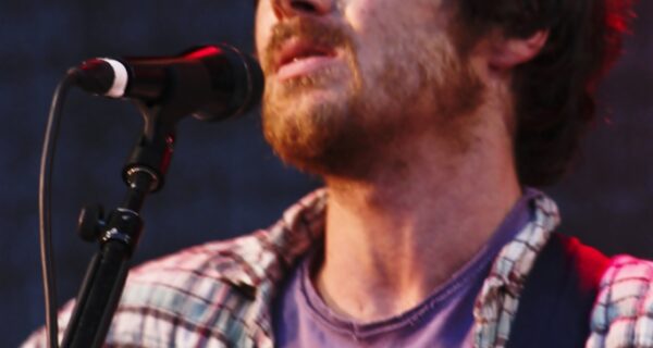 Damien Rice se apresentando ao vivo com violão
