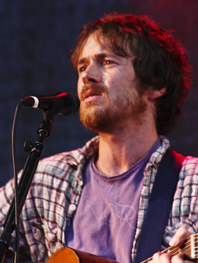 Damien Rice se apresentando ao vivo com violão