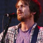 Damien Rice cantando ao vivo com violão em apresentação
