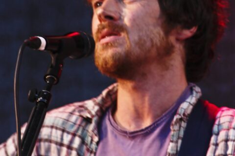 Damien Rice cantando ao vivo com violão em apresentação
