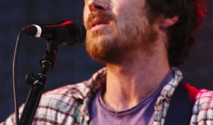 Damien Rice cantando ao vivo com violão em apresentação