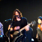 Foo Fighters se apresentando ao vivo