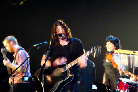 Foo Fighters se apresentando ao vivo