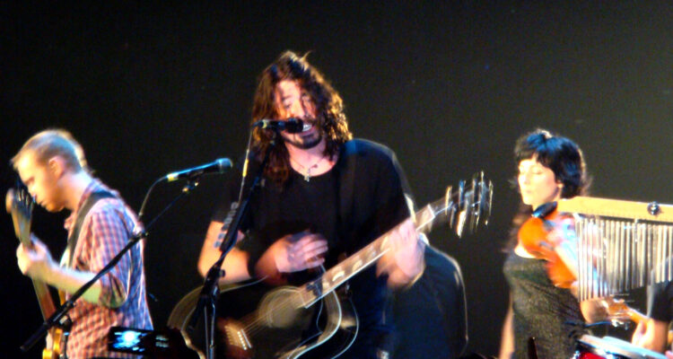 Foo Fighters se apresentando ao vivo