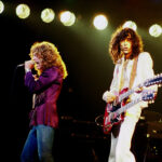 Jimmy Page e Robert Plant, do Led Zeppelin, no palco em 1977