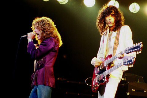 Jimmy Page e Robert Plant, do Led Zeppelin, no palco em 1977