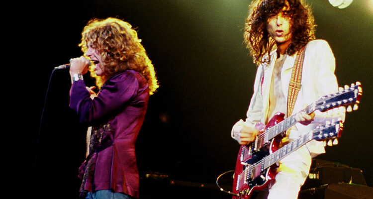 Jimmy Page e Robert Plant, do Led Zeppelin, no palco em 1977