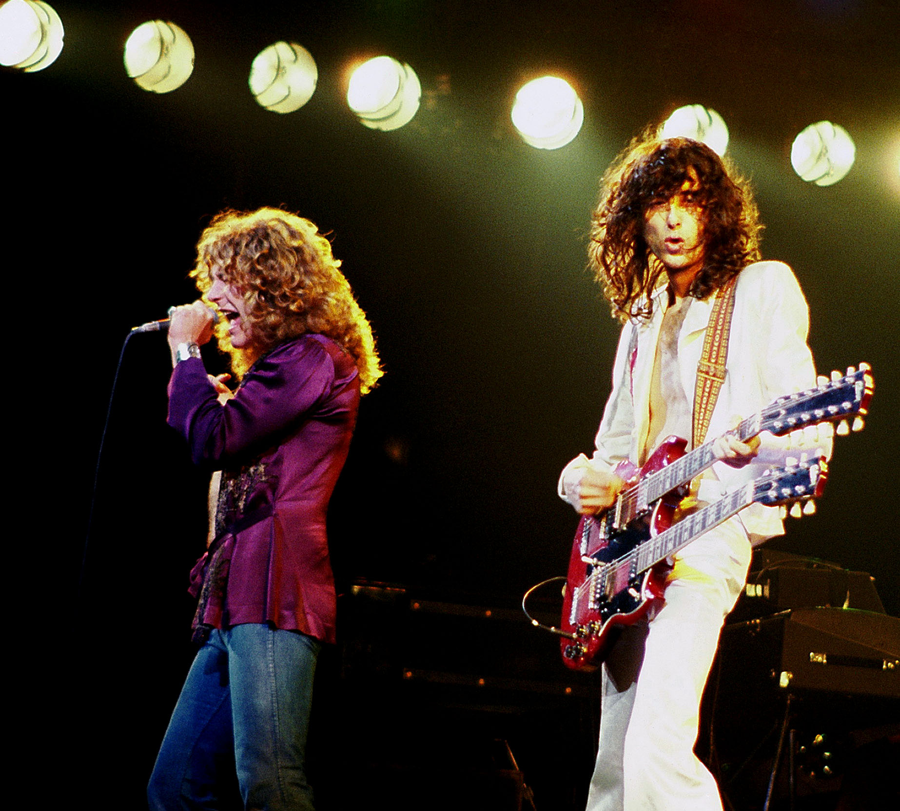Jimmy Page e Robert Plant, do Led Zeppelin, no palco em 1977