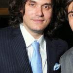John Mayer tocando guitarra em show