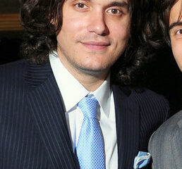 John Mayer tocando guitarra em show