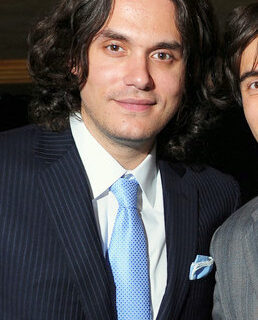John Mayer tocando guitarra em show