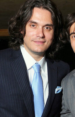 John Mayer tocando guitarra em show