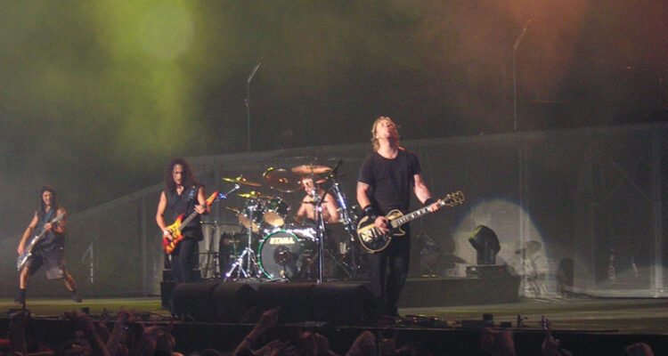 Metallica se apresentando ao vivo em Londres em 2003