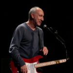 Pete Townshend tocando guitarra com o The Who