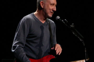 Pete Townshend tocando guitarra com o The Who