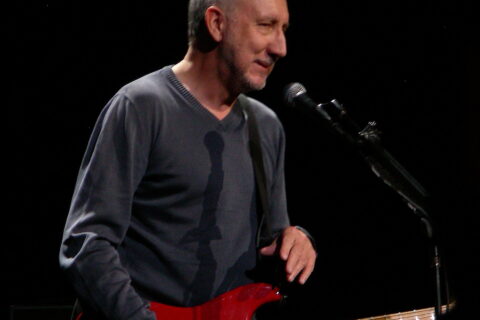 Pete Townshend tocando guitarra com o The Who