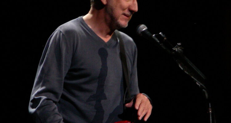 Pete Townshend tocando guitarra com o The Who