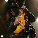 Slash, guitarrista, em apresentação