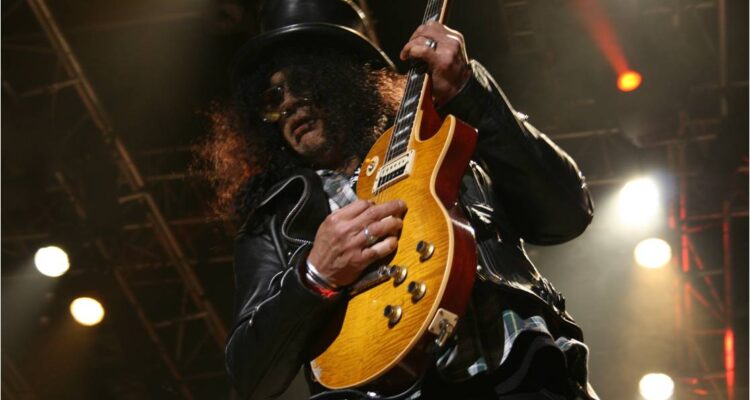 Slash, guitarrista, em apresentação
