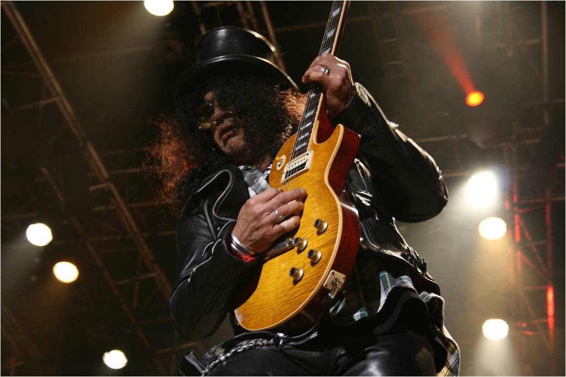 Slash, guitarrista, em apresentação ao vivo